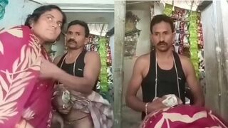 Udhaari k paise k badle gaon ki bhabhi mai dukaan wale se marwaai chut